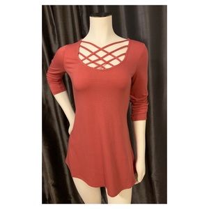 Triple lattice neck 3/4 sleeve top